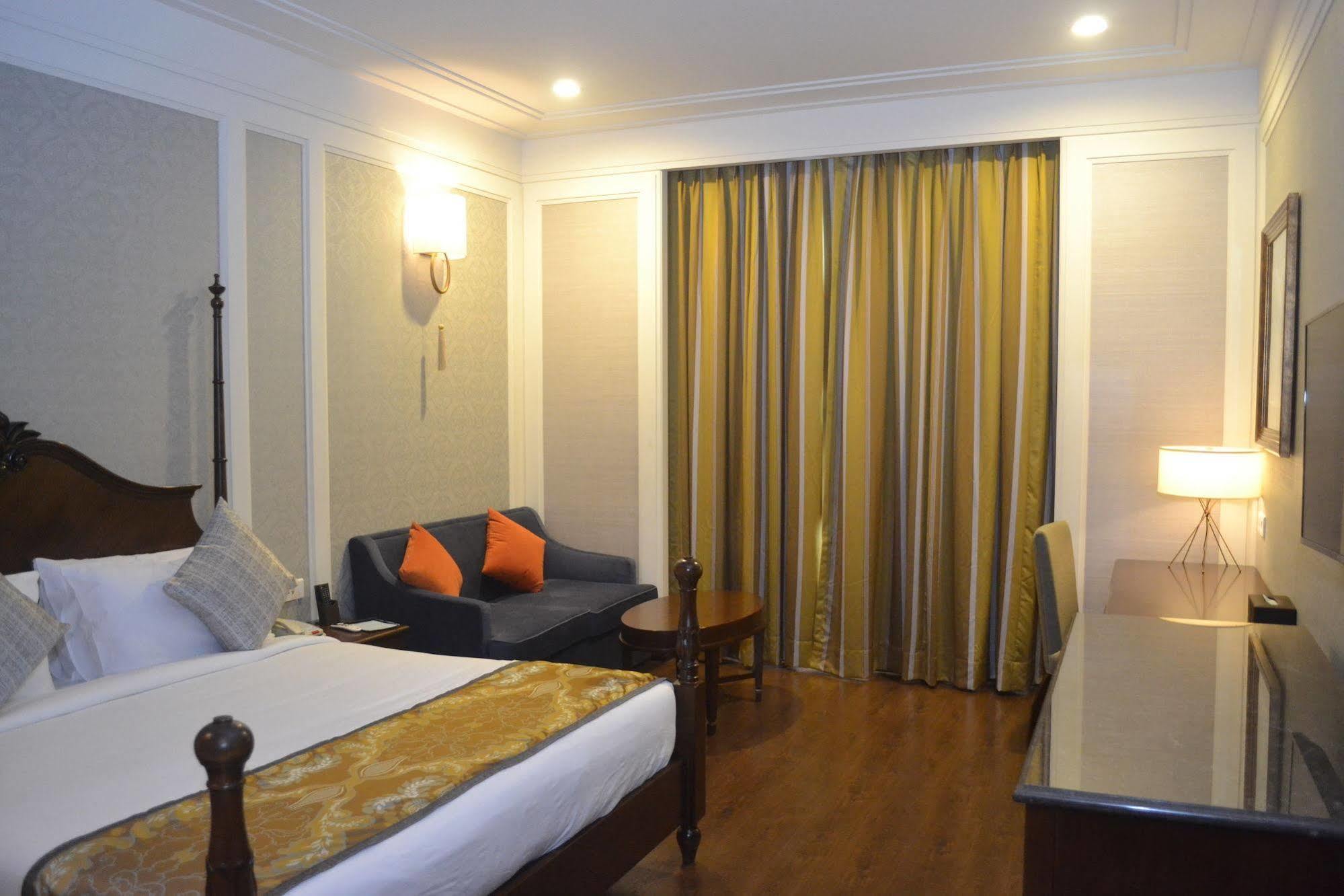Sheraton Grand Palace होटल 5*
